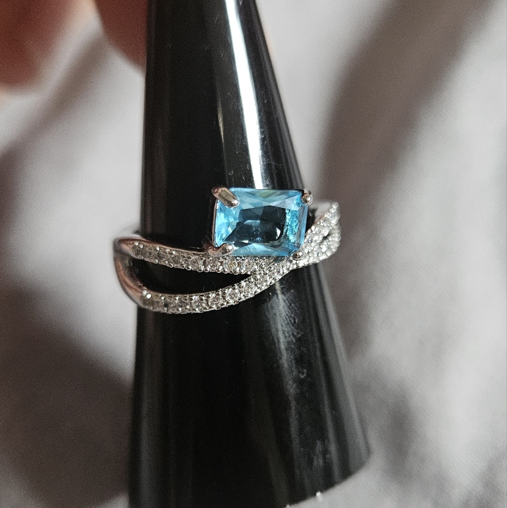 Elegant Silver and Aquamarine Gemstone Ring